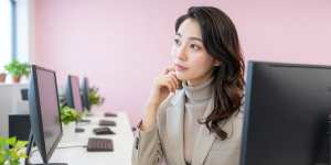 マルチモニターでデータ分析する女性