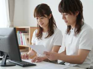 自宅オフィスで整理整頓する男性