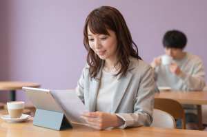 カフェでタブレット作業する男性