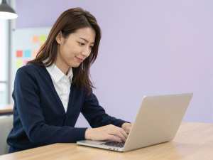 コワーキングスペースで集中作業