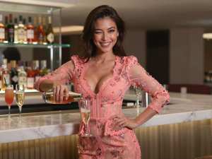 クラブのバーでカクテルを作る