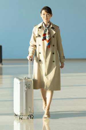 世界を旅するエレガントな女性素材