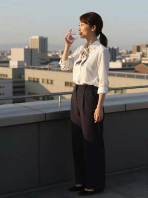 高層ビル屋上での休息ライフスタイル素材