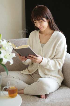 お家で過ごす至福の読書タイム素材