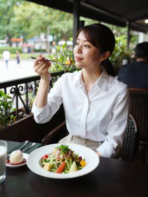 公園を望むテラスでの優雅なランチ素材