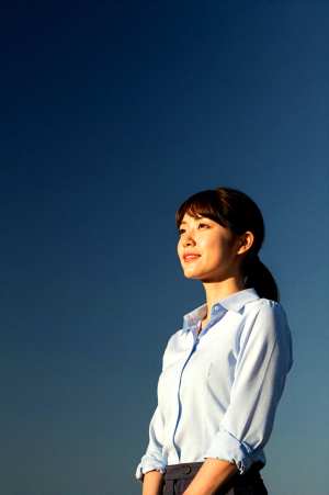 考える女性の求人バナー素材