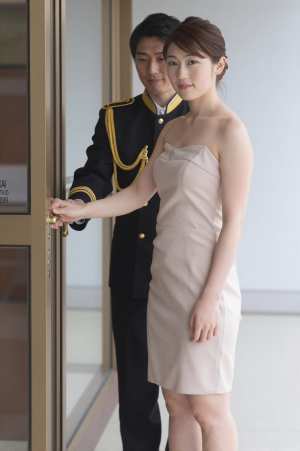 ホテルのドアを開けるドアマン