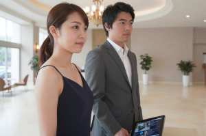 ホテルで警備を行うセキュリティスタッフ