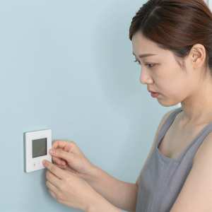 客室の温度調整を行うホテルスタッフ