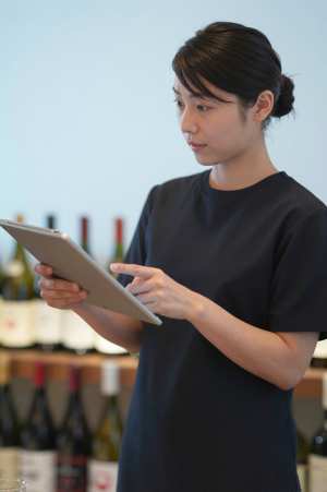 ワインバーでワインを勧めるソムリエ