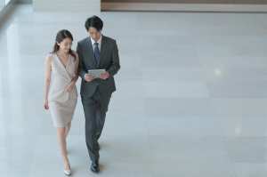 ホテルロビーを歩く支配人