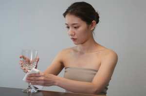 バーでグラスを磨くバーテンダー