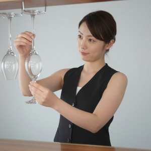 ワイングラスを磨くバーテンダー