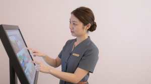 デジタルサイネージで案内するコンシェルジュ