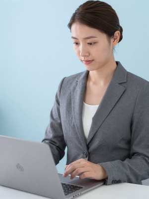 ホテルマネージャーが業務報告を確認