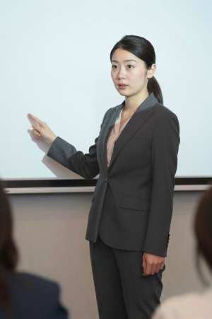 ホテル役員が会議室で市場分析をプレゼン