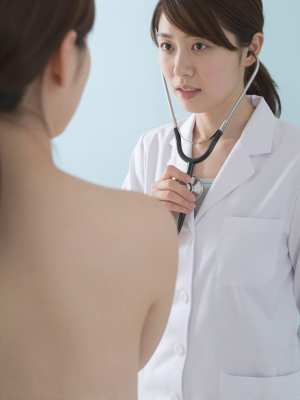 聴診器で診察する女性医師