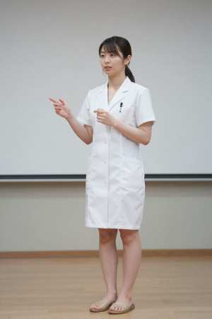 医療学会で発表する女性医師