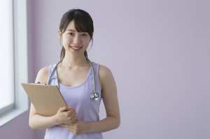 笑顔で迎える女性医師