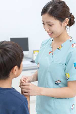 子供を優しくケアする小児科ナース