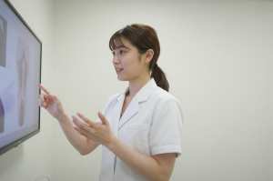 モニターで説明する医師
