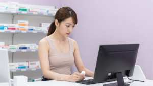 薬の説明をする薬剤師