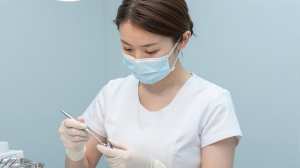 器具を滅菌する歯科助手