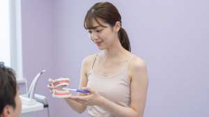 歯磨き指導をする歯科衛生士