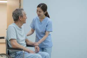 患者をサポートする看護師