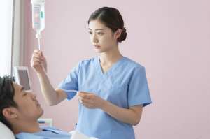 点滴を確認する看護師