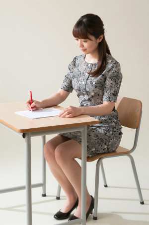 採点する女性教師