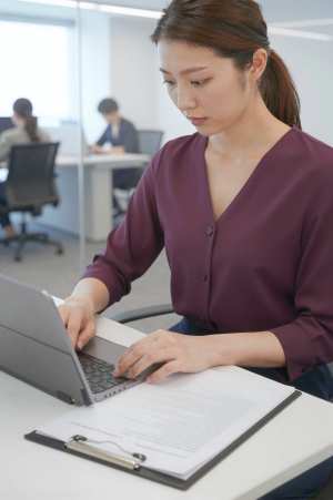 タブレットで資料整理する女性