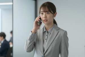 オフィスで真剣に電話する男性