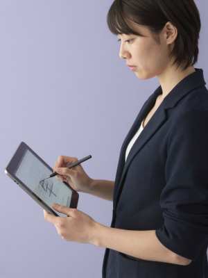 タブレットで設計する男性建築家