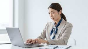 マーケティング戦略を議論する女性