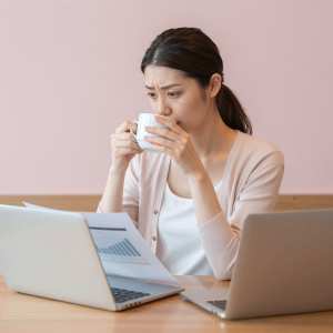 カフェで財務分析する女性