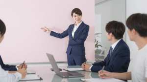 会議をリードする営業部長