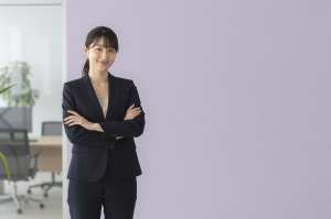 オフィスで立つ自信に満ちた女性