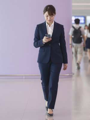 空港を歩くビジネスマン