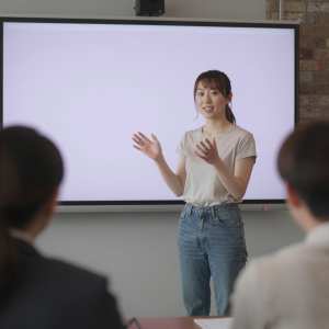 投資家へアイデアをピッチする男性