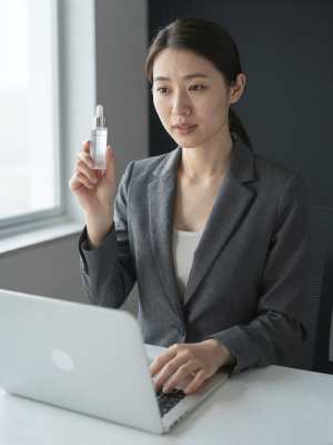 オンラインで美容製品をプレゼンする女性