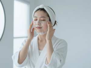 シートマスクでケアする女性