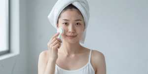 洗顔ブラシで肌をケアする女性