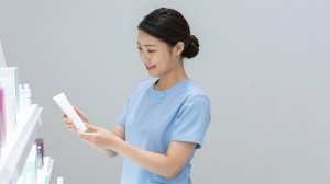 美容部員が新製品サンプルを手渡す