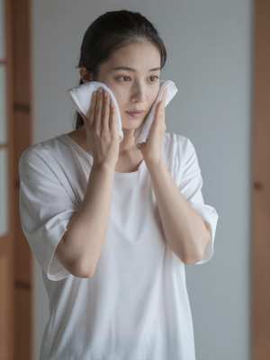 スチームケアでリラックスする女性