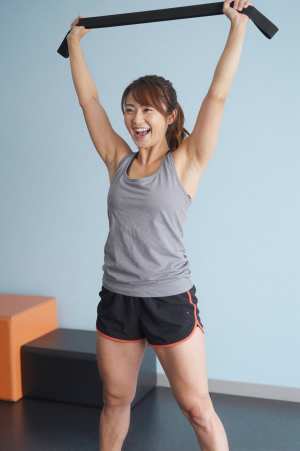 レジスタンスバンドでトレーニングする女性