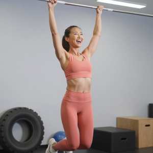 懸垂をする女性の後ろ姿