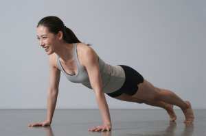 サイドプランクをする女性