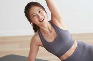 ヨガスタジオでストレッチする女性の顔