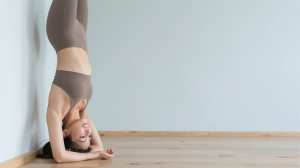 ヨガのヘッドスタンドをする女性